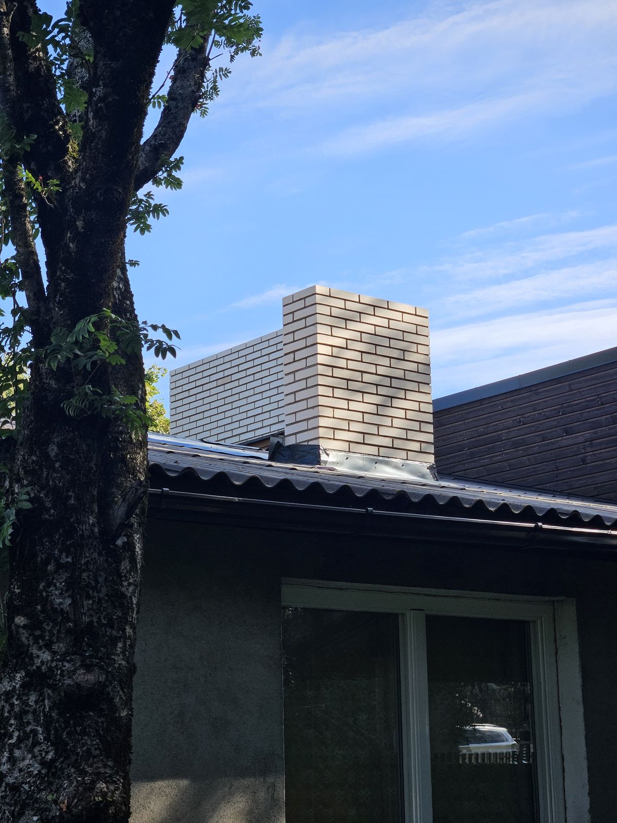 Heledatest tellistest korsten uue katuseplekiga