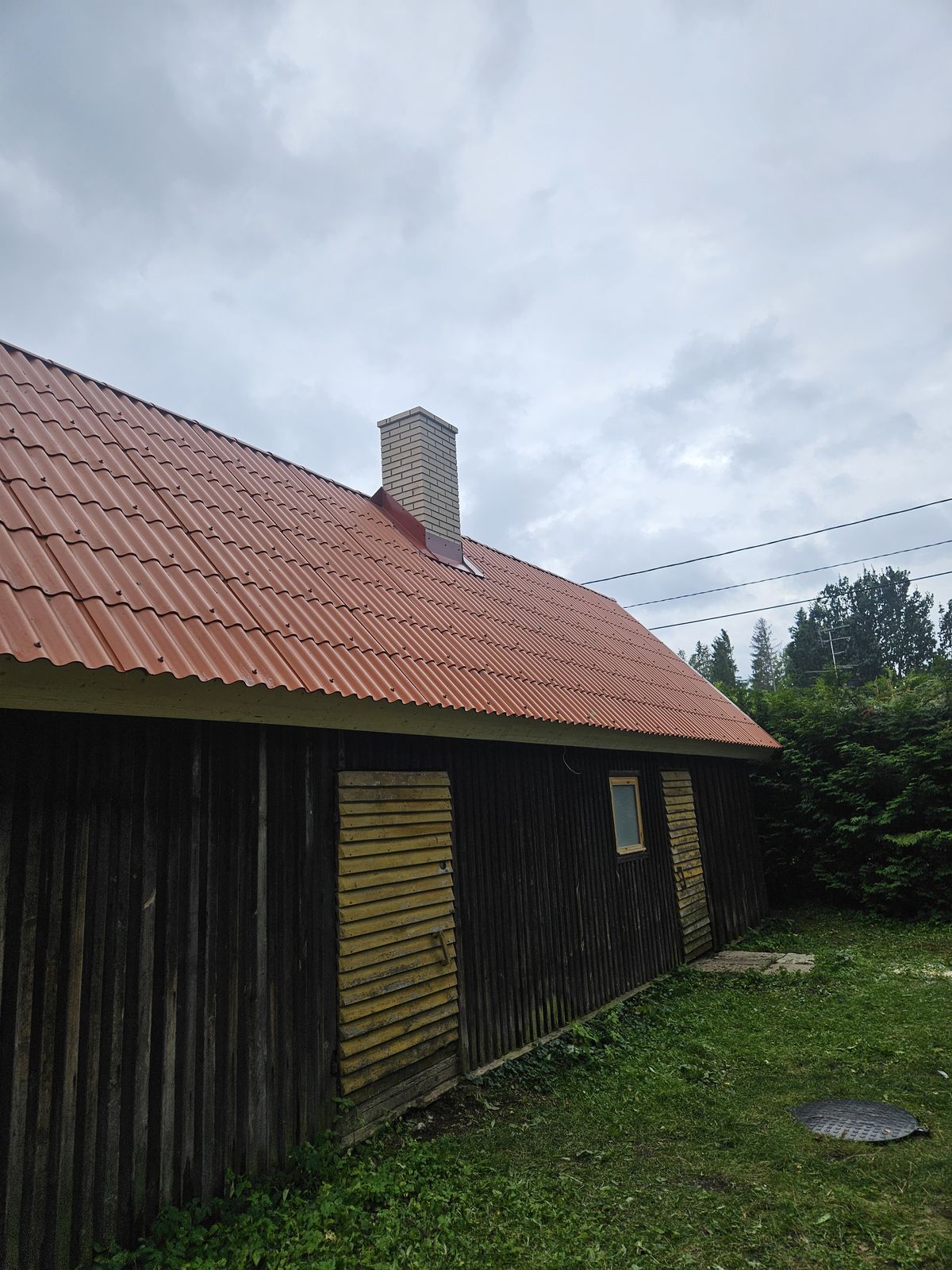 Heledatest tellistest korsten punasel lainekatusel