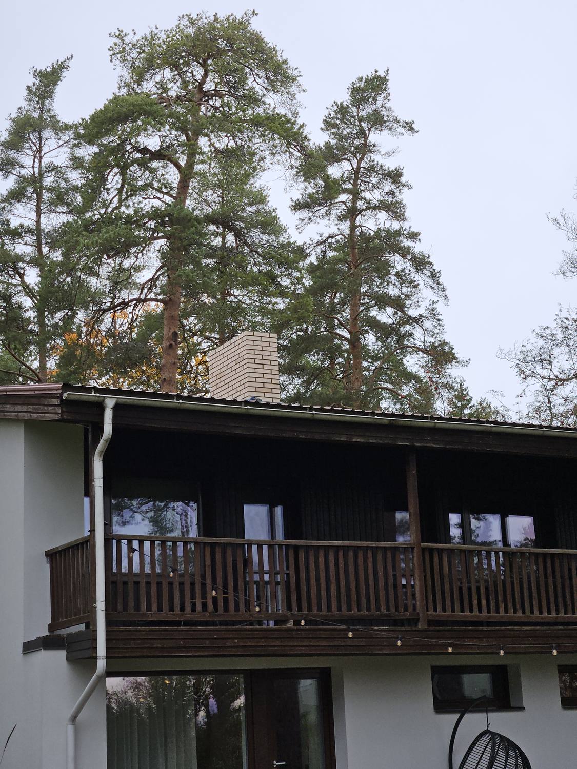 Heledatest tellistest korsten kahekorruselise maja katusel