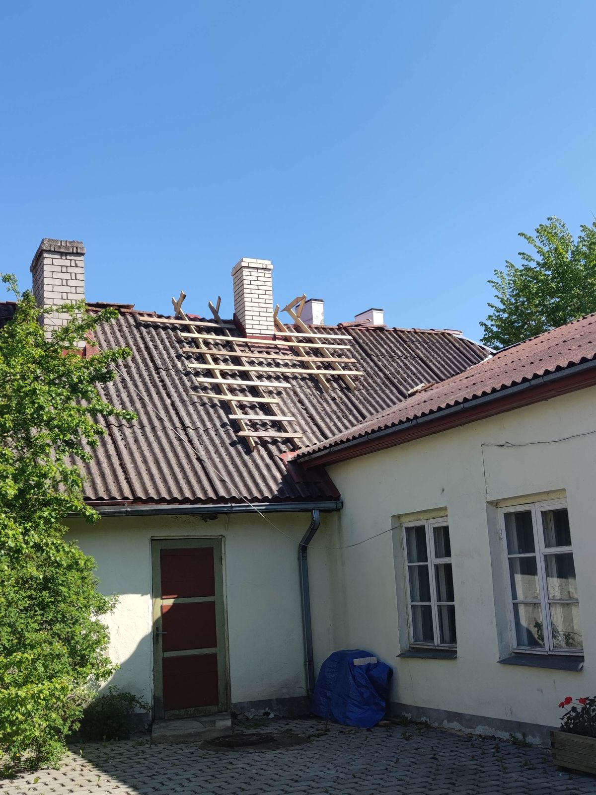 Heledatest tellistest korsten vana maja katusel, katusetööd pooleli